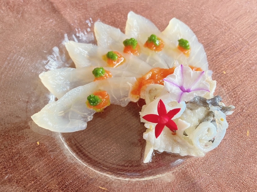 今月のシェフの一品：河豚のカルパッチョ　トマトと葱のヴィネグレットソース