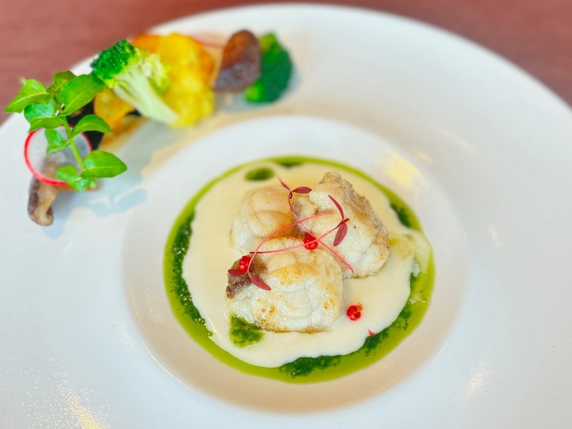 今月のお魚料理：河豚のソテー　貝エキスのパルマンティエと安岡葱のソース