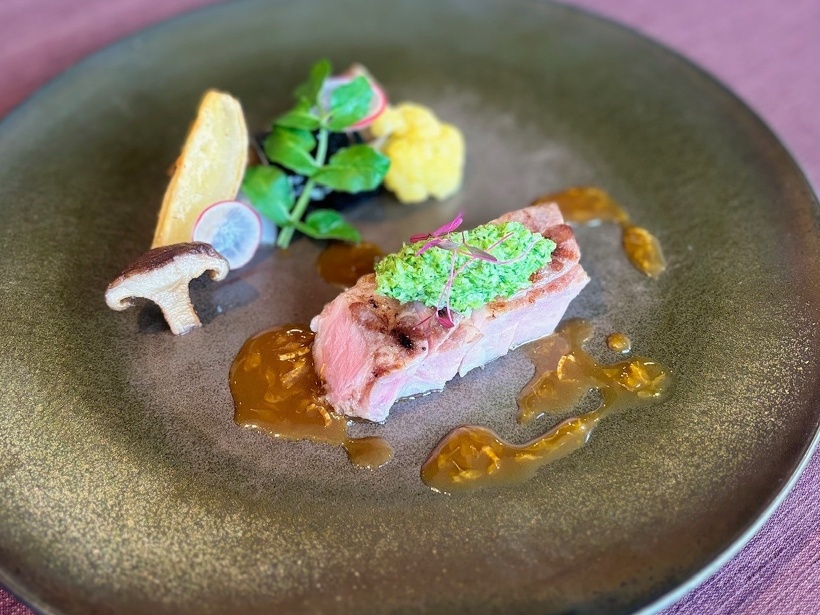 今月のお肉料理：国産ポークのグリル　地元ミカンのビガラードソース