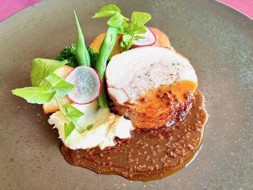 今月のお肉料理：長州どりのバロティーヌ　マッシュポテトとヴァイオレットマスタードソース