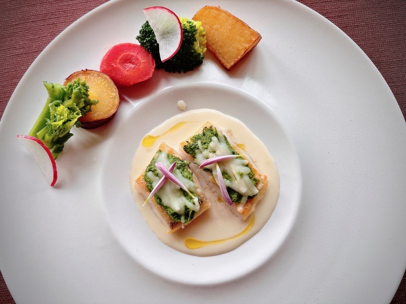 今月のお魚料理：旬魚と菜花のチーズ焼き　ポテトソース