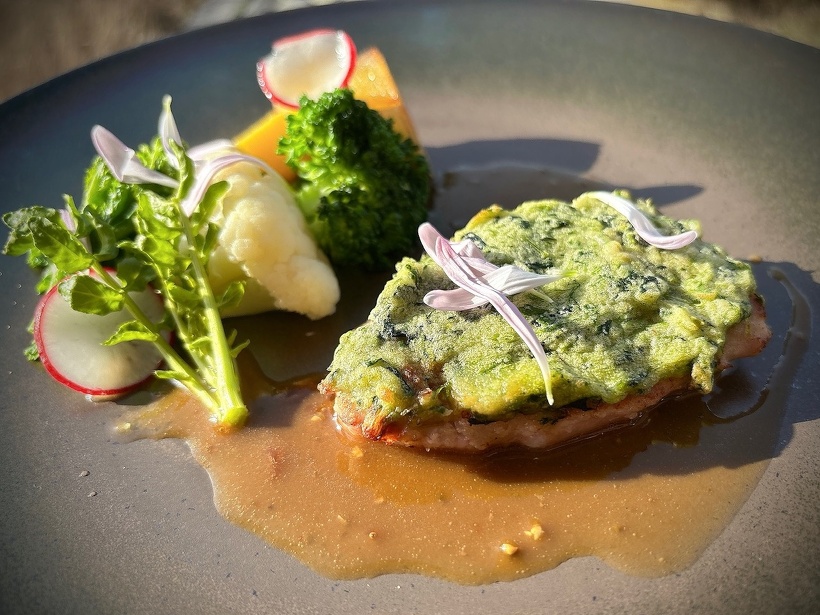 今月のお肉料理：国産豚フィレ肉、ポテトと法蓮草　グリーンペッパーソース