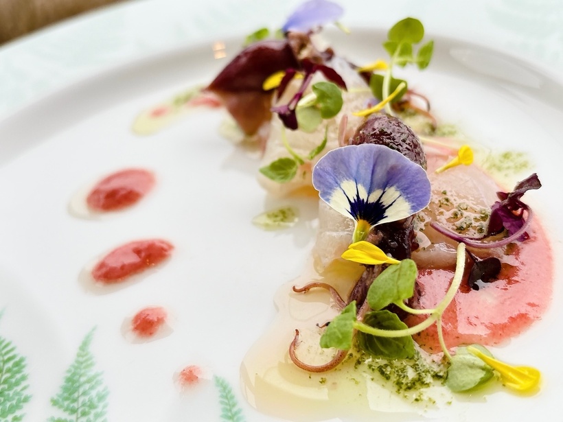 今月のシェフの一品：桜鯛のカルパッチョとホタルイカのコンフィ