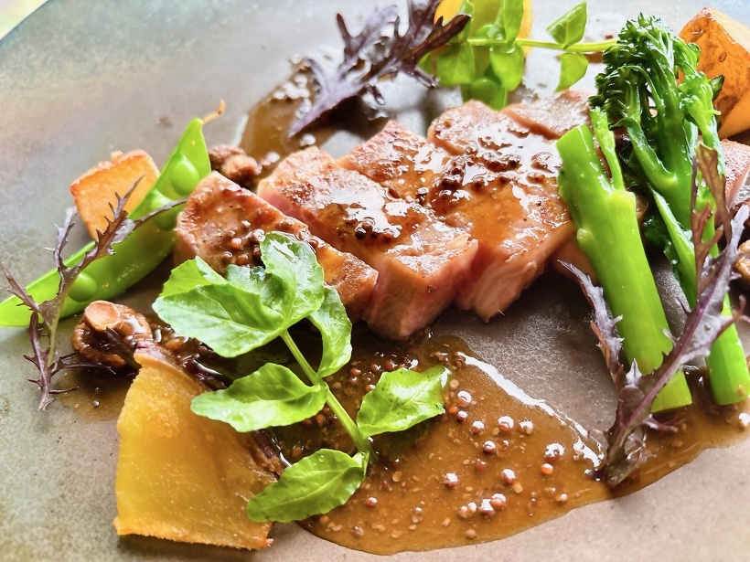 今月のお肉料理：国産ポークのグリル　ヴァイオレットマスタードソース