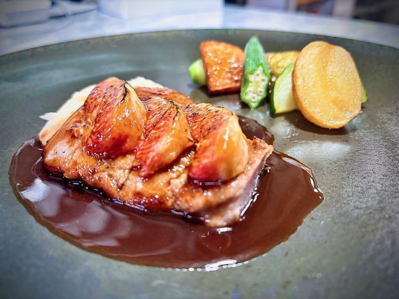 今月のお肉料理：国産豚フィレ肉と無花果のロースト　赤ワインソース