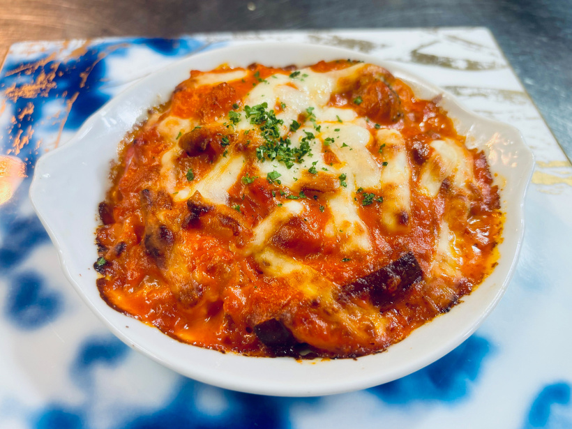 今月のお魚料理：鮮魚と海老のトマトクリームグラタン